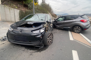 L'une des voitures s'est déportée sur la voie de gauche