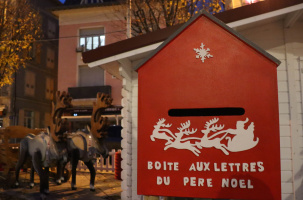 Une boite aux lettres du Père Noël installée sur la place Cadelade au Puy. 