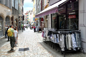 Pour que les gens achètent dans les boutiques du Puy-en-Velay. 