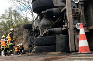 Le camion bloque les deux voies à proximité de Lavoûte-sur-Loire. 