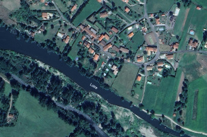 Le Chemin de la Centrale débouche sur l'une des rives de la Loire, à Retournac.