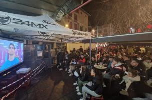 Les supporters ont regardé le match devant un écran géant installé au Yams, bar du Puy. 