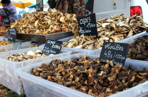 Des champignons sur des étals à Saint-Bonnet-le-Froid.