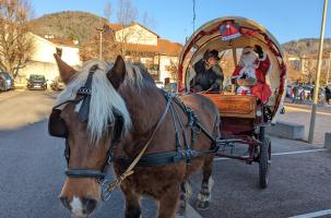 Des balades en calèche sont proposées à Brives-Charensac. 