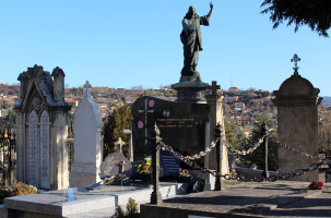 Surpopulation au sein du cimetière du Puy-en-Velay.