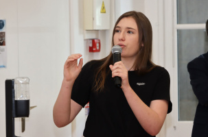 Clara Monnier, en train de présenter son application Alpines Adventures.