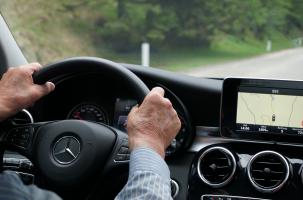 Les conducteurs de plus de 65 ans devront-ils apposer un S sur leur voiture pour signifier leur âge ?