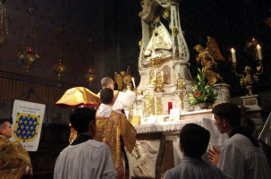 12 personnes ont rejoint la Confrérie Royale, en 2019, devant la Vierge Noire du Puy.