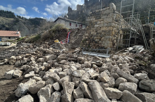 Des tas de pierres, des litres d'huile de coude et des brassées sonnantes et trébuchantes.