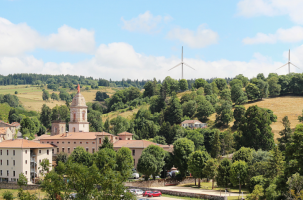 La vue du bourg de Pradelles (Plus beau village de France) depuis le belvédère d'Ardenne. 