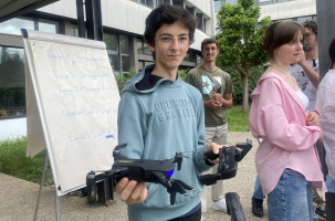 Un des pilotes d'un projet "Drone", projet qui demande pléthore de compétences diverses.