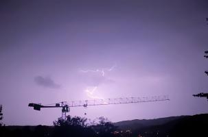 Un éclair à Brives-Charensac dans la nuit du 17 au 18 septembre 2023.