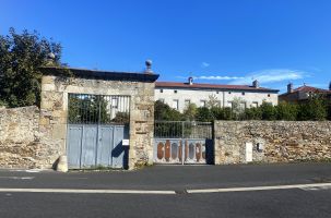 Derrière le portail du couvent de la Chartreuse à Brives devrait se tenir l'école privée.