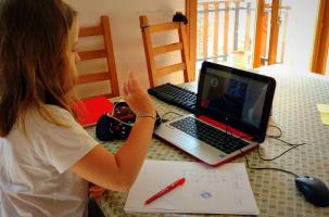 Les élèves retrouvent l'enseignement à distance.