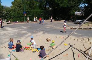 L'école La Calandreta Velava du Puy dispose d'une cour arborée.