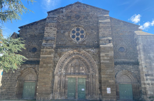L'église Saint-Laurent et ses portes impénétrables. 