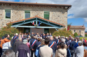 Des élus et des habitants venus en nombre pour soutenir les conseillers agressés.