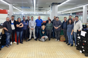 David et Mélanie Acariès (à droite) aux côtés de l'équipe du futur Inter Express Baccarat.