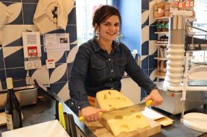 Fanette Mourot possède la fromagerie Chez Fanette au Puy. 