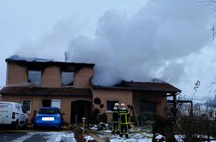La maison est détruite par l'incendie dans sa quasi totalité. 