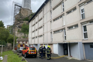 Les pompier sont arrivés à temps pour circonscrire l'incendie dans la cave. 