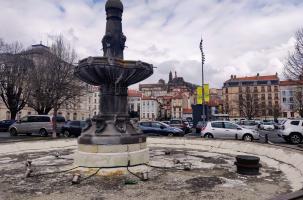 La fontaine Chassaing qui trône au centre de la place Michelet est vide.