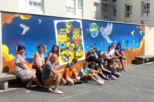 Les élèves, la direction du collège Jules Vallès et Dege, devant le mur de la Paix.
