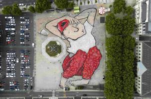 Le sommeil d'un colosse sur la place du Breuil.