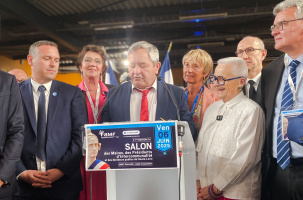 Bernard Souvignet et Françoise Gatel entourés d'officiels au cours du Salon des Maires