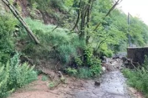 Le glissement de terrain a neutralisé, un temps, toute circulation routière sur la RD61. 