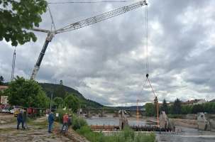 La grue de 750 tonnes en action au-dessus de la Loire