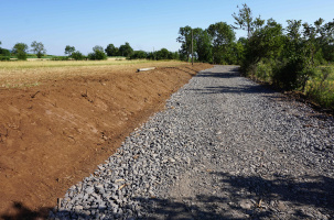 Les haies et les murets de jadis ont laissé la place au vide et aux cailloux, à Séneujols.