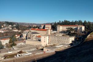 L'hôpital Sainte-Marie du Puy-en-Velay a un statut privé associatif.
