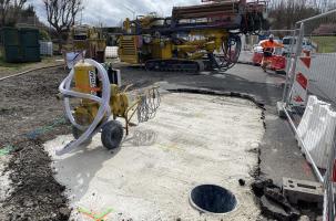 Les travaux ont commencé, au second plan, la foreuse qui va atteindre 15m de profondeur.