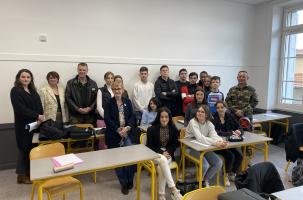 Le Commandant Anselme, en uniforme sur la droite, est venu rencontrer les élèves de 3e.