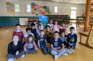 Les enfants de l'école St-Flory ont peint une des ruches connectées.