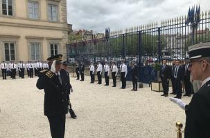Le préfet de Haute-Loire, Éric Étienne salue les policiers