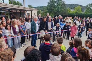Le ruban est coupé pour inauguré l'extension de l'école