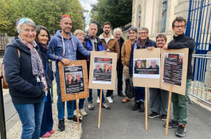 Les participants ont brandi les pancartes avec les visages de Cécile et Jacques