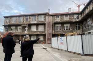 La cour est scindée en deux espaces, un pour le jeu et l'autre pour les travaux