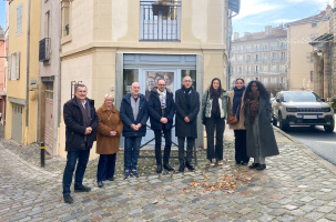 Inuaguration devant les bureaux de CREPI avec les membres de l'association et les élus