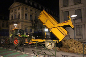 Les agriculteurs déversent pneus et détritus devant la préfecture du Puy.
