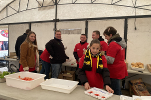 Préparation des burgers encours par les Jeunes Agriculteurs