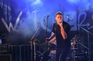 Alex en concert avec The Watchers. C'est, depuis peu, le chanteur d'une production Disney.