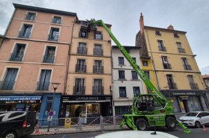 Le toit subit une forte pression causée par la chute de la cheminée. 