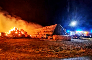 Des centaines de balles de foin sont parties en fumée, cette nuit.