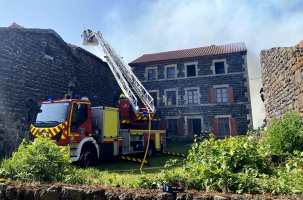 L'incendie est en train de ravager quatre granges et menace un cinquième bâtiment.