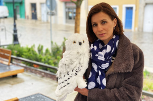 Isabelle Glatre avec Edwige, le harfang des neiges du sorcier Harry Potter. 