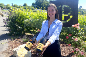 Jade Hérail, directrice du domaine, est fière de présenter les deux premières cuvées.