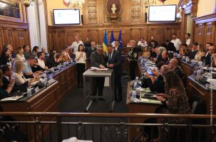 Les maires des deux villes signent l'accord de jumelage.